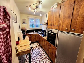 冷蔵庫、電子レンジ、オーブン、コーヒー / ティーメーカー