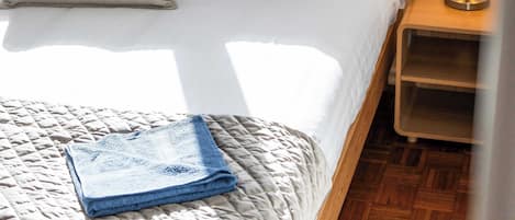 1 habitación, tabla de planchar con plancha, wifi y ropa de cama