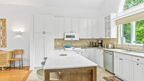 Microondas, horno, placa de cocina, cafetera/tetera