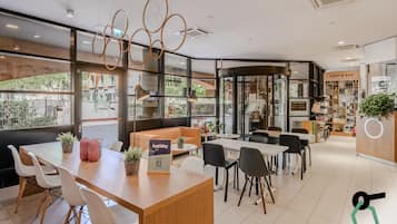 Desayuno buffet (EUR 9.5 por persona)