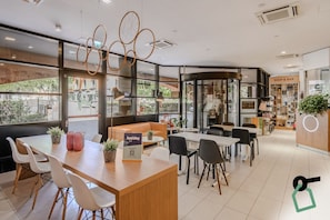 Colazione a buffet, servita tutte le mattine (9.5 EUR a persona)