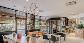 Frukostbuffé varje dag (EUR 9.5 per person)