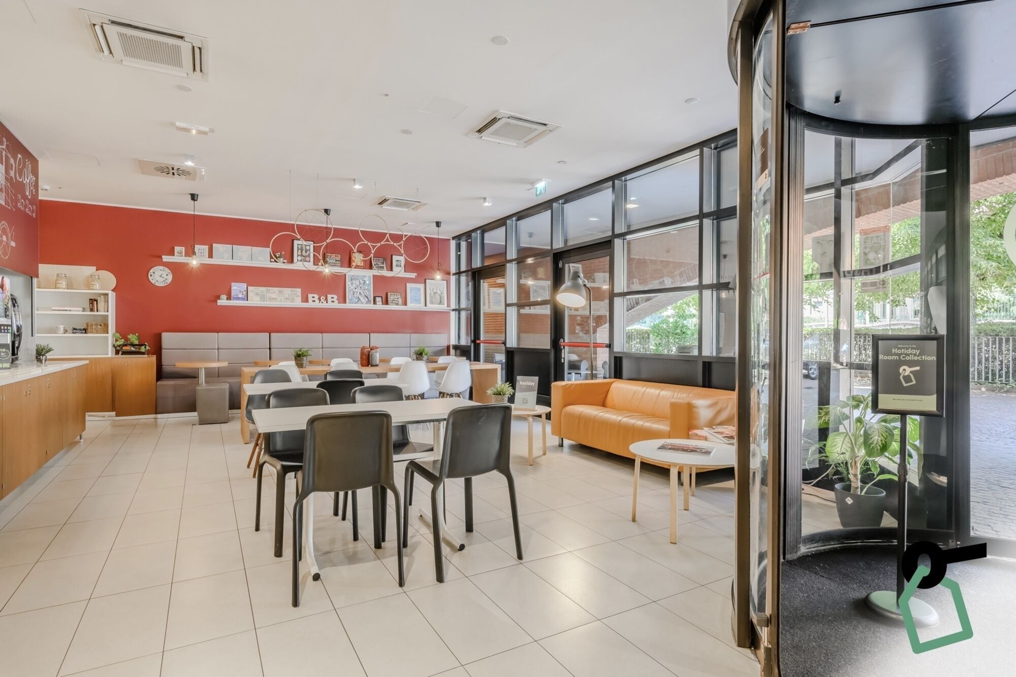 Tägliches Frühstücksbuffet (9.5 EUR pro Person)