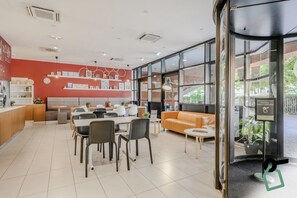 Frokostbuffé hver dag (EUR 9.5 per person)