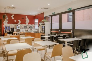 Sarapan bufet setiap hari (EUR 9.5 seorang)