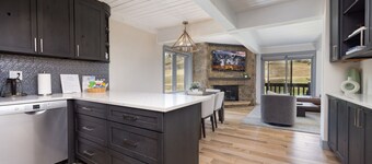 Modern Ski-In/Out 2BR Condo, HotTub, Mtn Views!