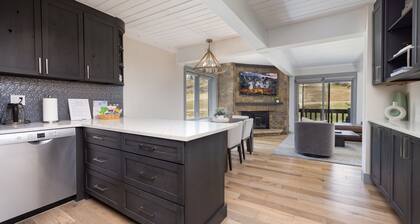 Modern Ski-In/Out 2BR Condo, HotTub, Mtn Views!