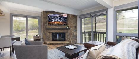 Televisión, chimenea y oficina