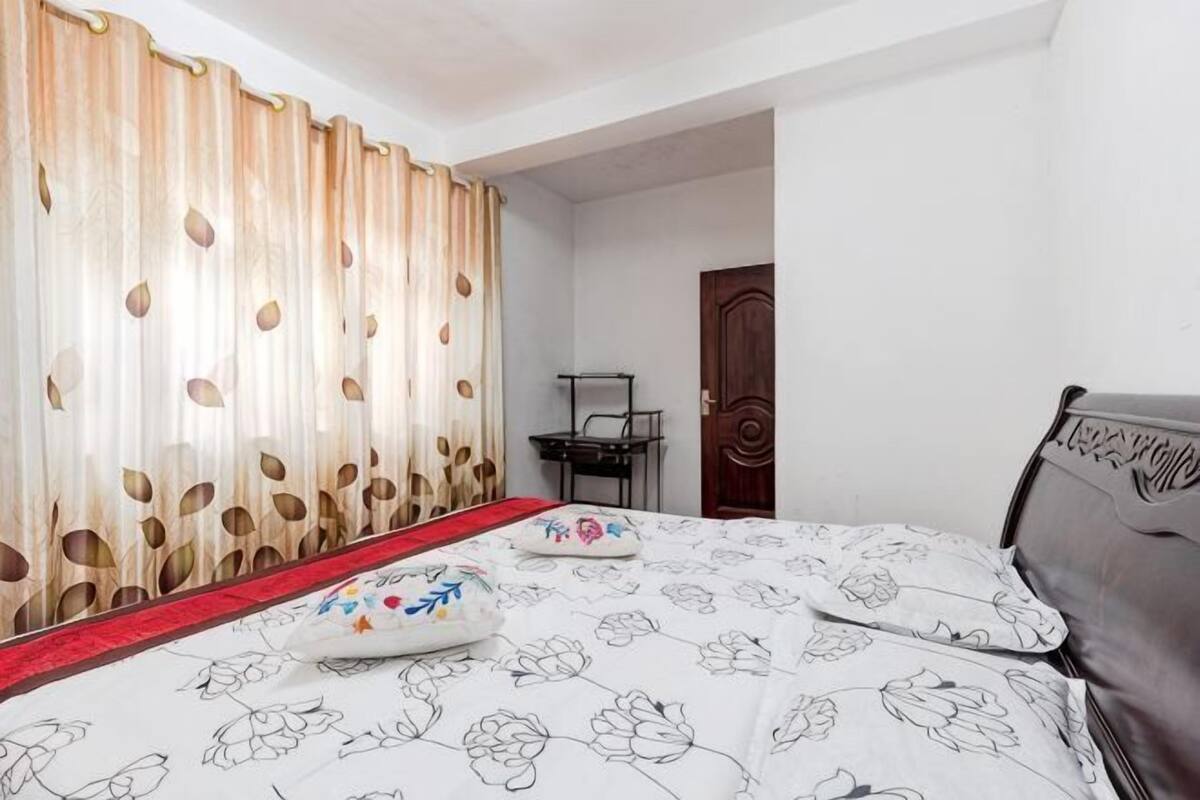 Une chambre à coucher avec un lit, un bureau et une porte.