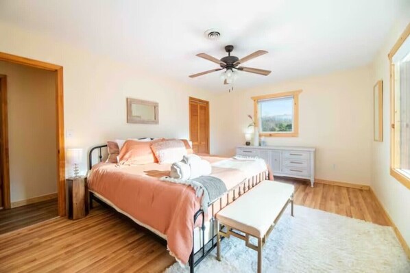 4 bedrooms, desk, WiFi, bed sheets