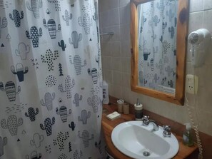 Secador de cabelo, bidê, toalhas de banho, papel higiênico