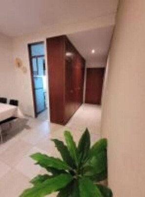 1 habitación, tabla de planchar con plancha, wifi y ropa de cama