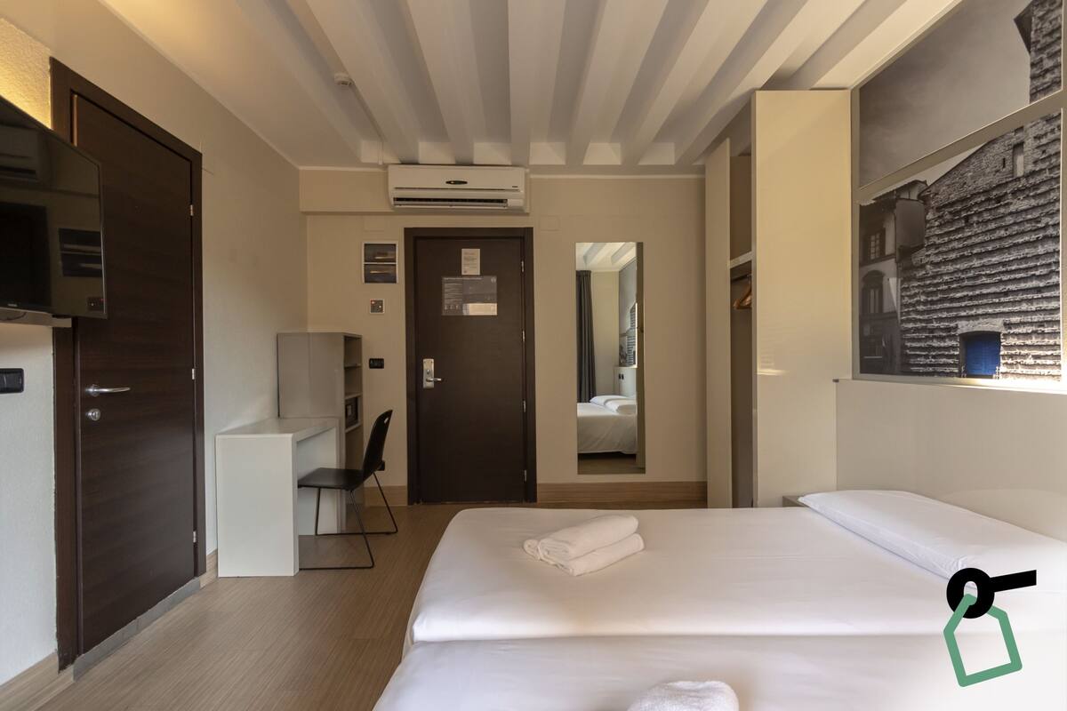 In-room safe, cribs (free), WiFi (free), bed sheets