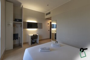 In-room safe, free cots/infant beds, free WiFi, bed sheets - Hotiday Firenze Guidoni (Florence)