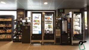 A food and drink vending area with various beverage options and snacks. - Hotiday Firenze Guidoni (Florence)