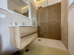 Shower, towels - ALBIR & RELAX HOLIDAY VILLA R147 (Alfaz del Pí)