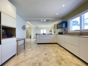 Réfrigérateur, micro-ondes, four, lave-vaisselle