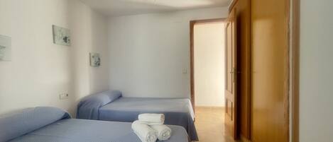 1 chambre, fer et planche à repasser, Wi-Fi gratuit, draps fournis