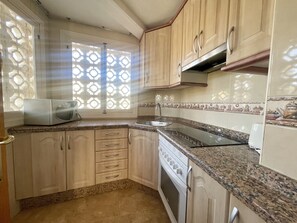 Kühlschrank, Mikrowelle, Ofen, Wasserkocher mit Kaffee-/Teezubehör