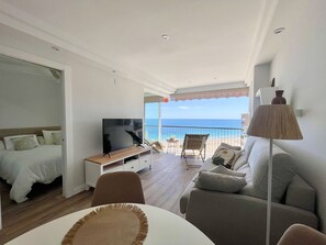 TV - Poniente Beach Modern Apartment (R164) (Benidorm)