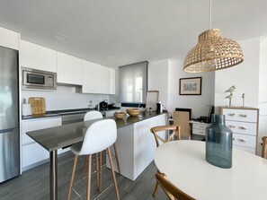 Kjøleskap, mikrobølgeovn, ovn og oppvaskmaskin