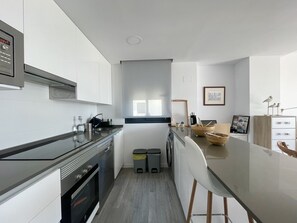 Kylskåp, mikrovågsugn, ugn och diskmaskin