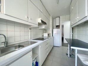 Kühlschrank, Mikrowelle, Herdplatte, Wasserkocher mit Kaffee-/Teezubehör