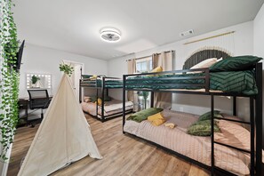4 habitaciones, escritorio y tabla de planchar con plancha 