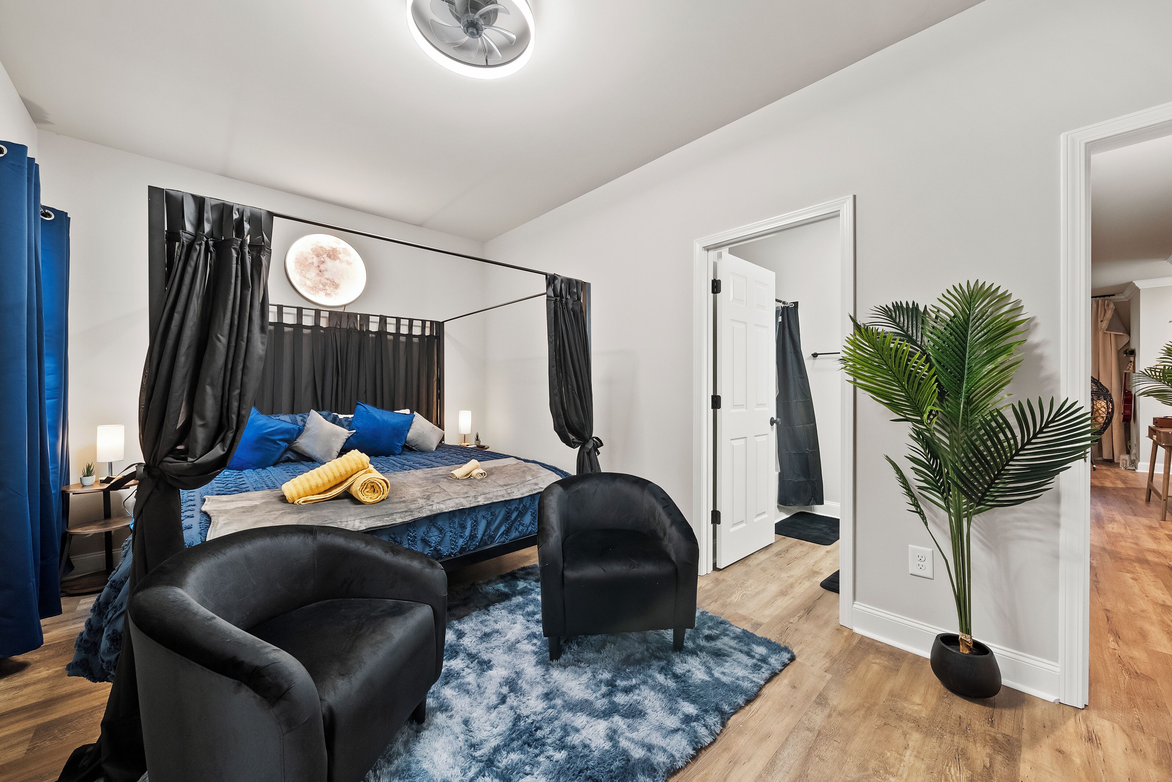 4 soverom, skrivebord, strykejern/-brett og reiseseng for barn