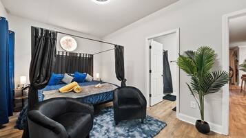 4 soverom, skrivebord, strykejern/-brett og reiseseng for barn