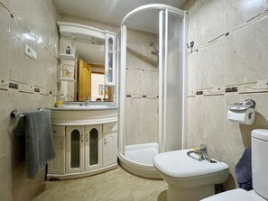 Een douche, handdoeken
