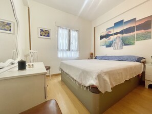 2 bedrooms, iron/ironing board, bed sheets