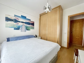 2 slaapkamers, een strijkplank/strijkijzer, beddengoed