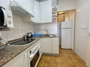 Kühlschrank, Mikrowelle, Ofen, Wasserkocher mit Kaffee-/Teezubehör