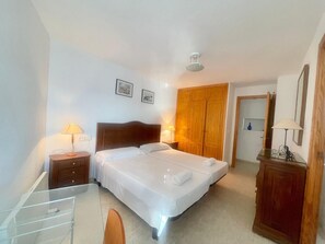 3 bedrooms, bed sheets - TORRE YAGO SEAFRONT LEVANTE N028 (Benidorm)