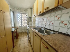 Réfrigérateur, micro-ondes, cafetière/bouilloire, bouilloire électrique