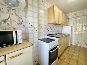 Réfrigérateur, micro-ondes, cafetière/bouilloire, bouilloire électrique