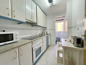 Kühlschrank, Mikrowelle, Ofen, Wasserkocher mit Kaffee-/Teezubehör