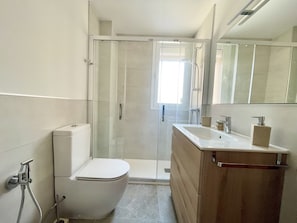 Shower, hair dryer, towels