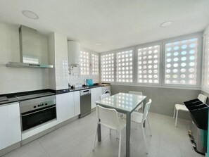 Fridge, microwave, oven, stovetop - PRINCIPADO WIFI, AIRCO, POOL AND GARDEN N031 (Benidorm)