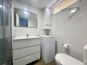 Een douche, een haardroger, handdoeken