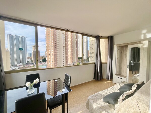 Iron/ironing board, bed sheets