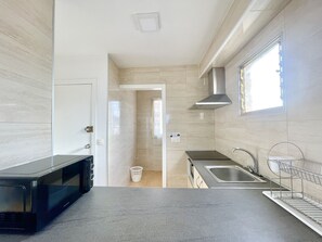 Fridge, microwave, oven, coffee/tea maker
