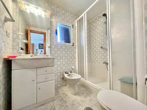 Shower, towels