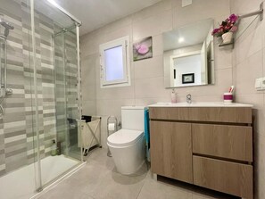 Shower, hair dryer, towels