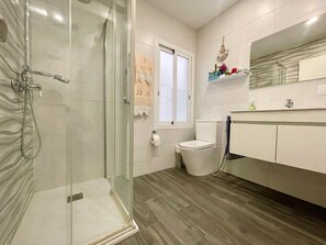 Dusche, Haartrockner, Handtücher