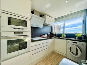 Kylskåp, mikrovågsugn, ugn och diskmaskin