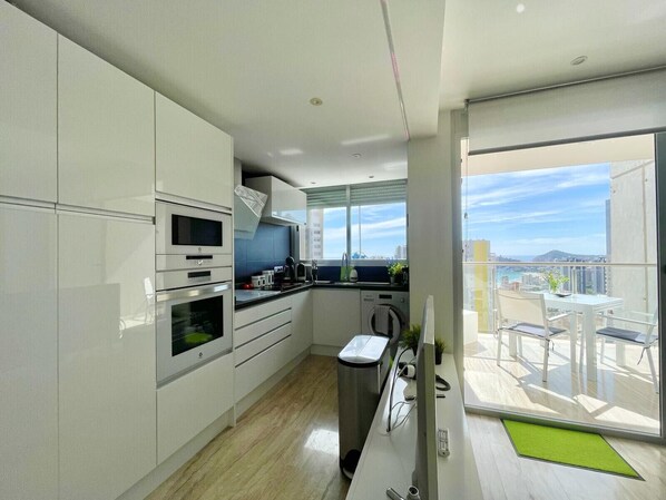 Kühlschrank, Mikrowelle, Ofen, Geschirrspüler