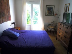2 bedrooms, iron/ironing board, WiFi