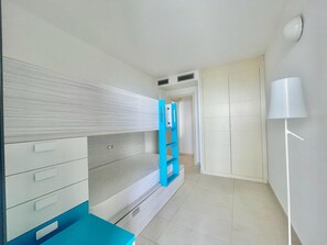 2 habitaciones, tabla de planchar con plancha y ropa de cama